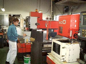 ワイヤーカット加工機